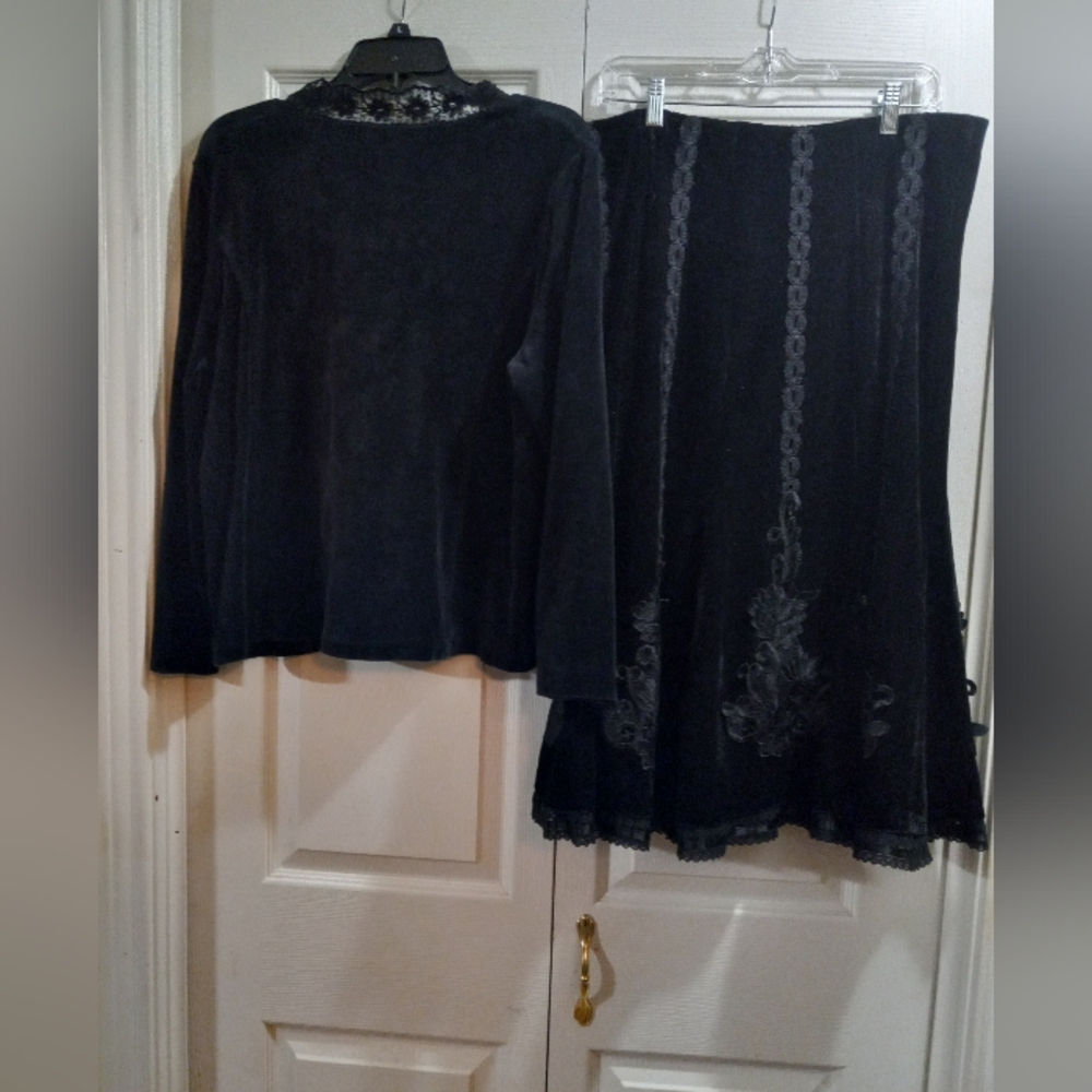 The Territory Ahead Elegant Top: L & Forwear N.Y. Black Skirt: XL, 2  pc Set - Picture 2 of 13